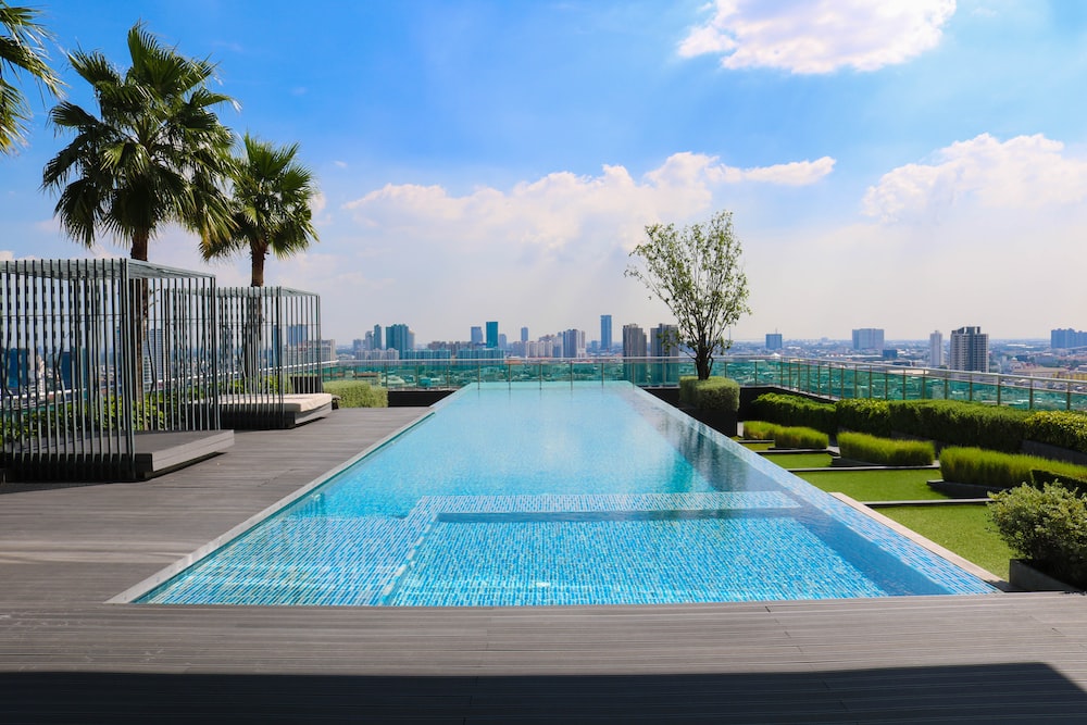 Integrating Swimming Pools with Stunning Landscapes